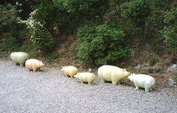 Nilpferde aus Ton im Wildpark Westerwald