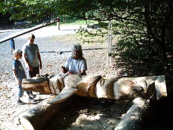 Ein Marterpfahl entsteht beim Wild-West-Tag im Wildpark Westerwald